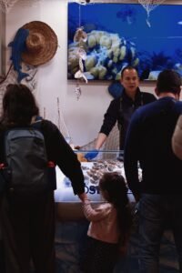 Clients atesos a la barra d’OSTRES BCN a La Boqueria