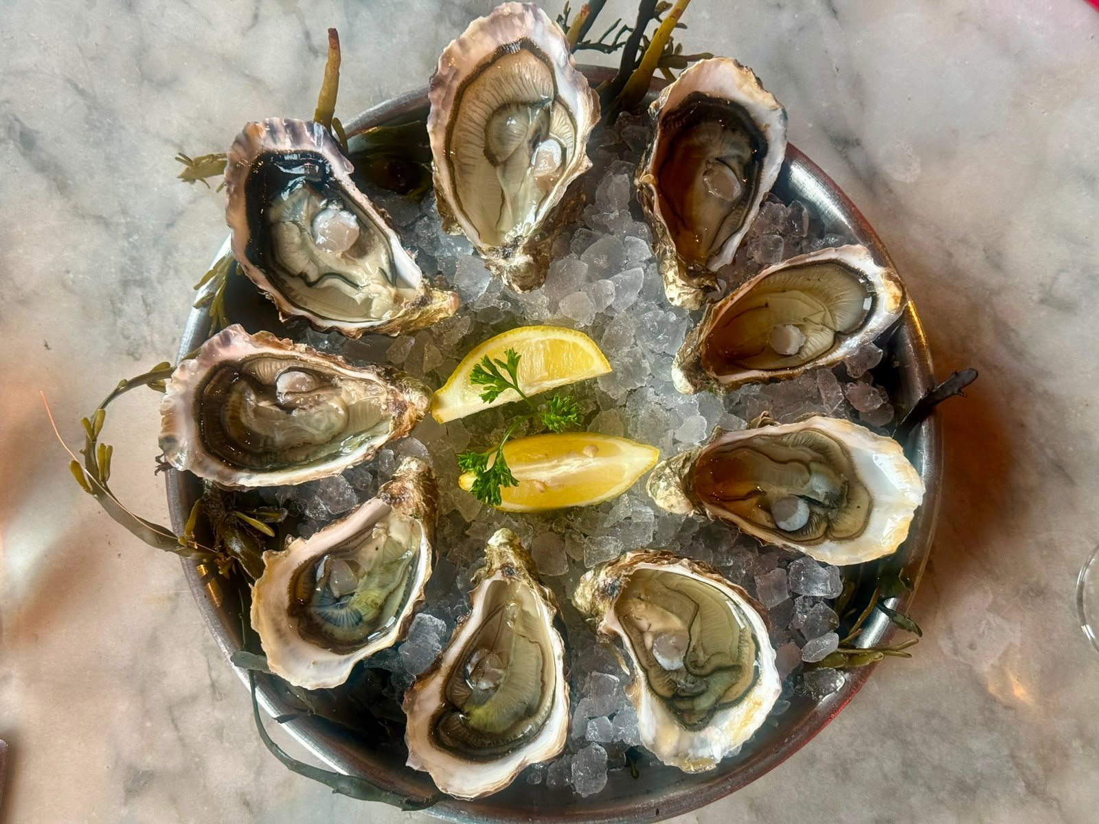Degustación de ostras frescas con limón y bebidas en OSTRES BCN