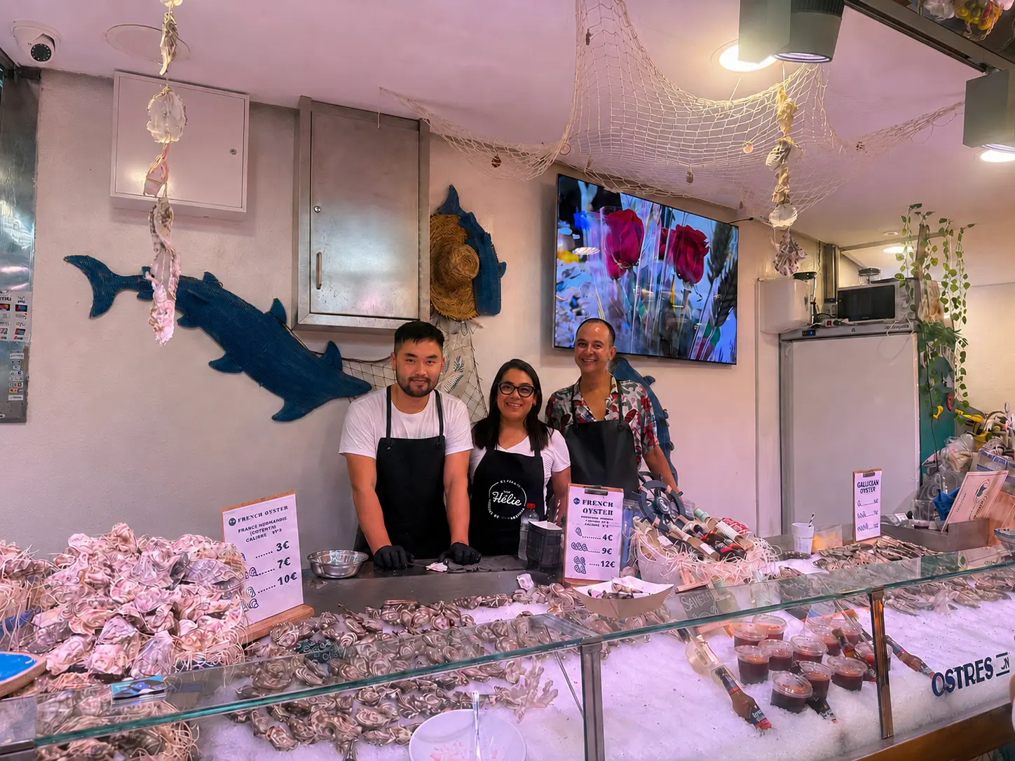 Equipo de OSTRES BCN en su barra de ostras del Mercat de la Boqueria, Barcelona