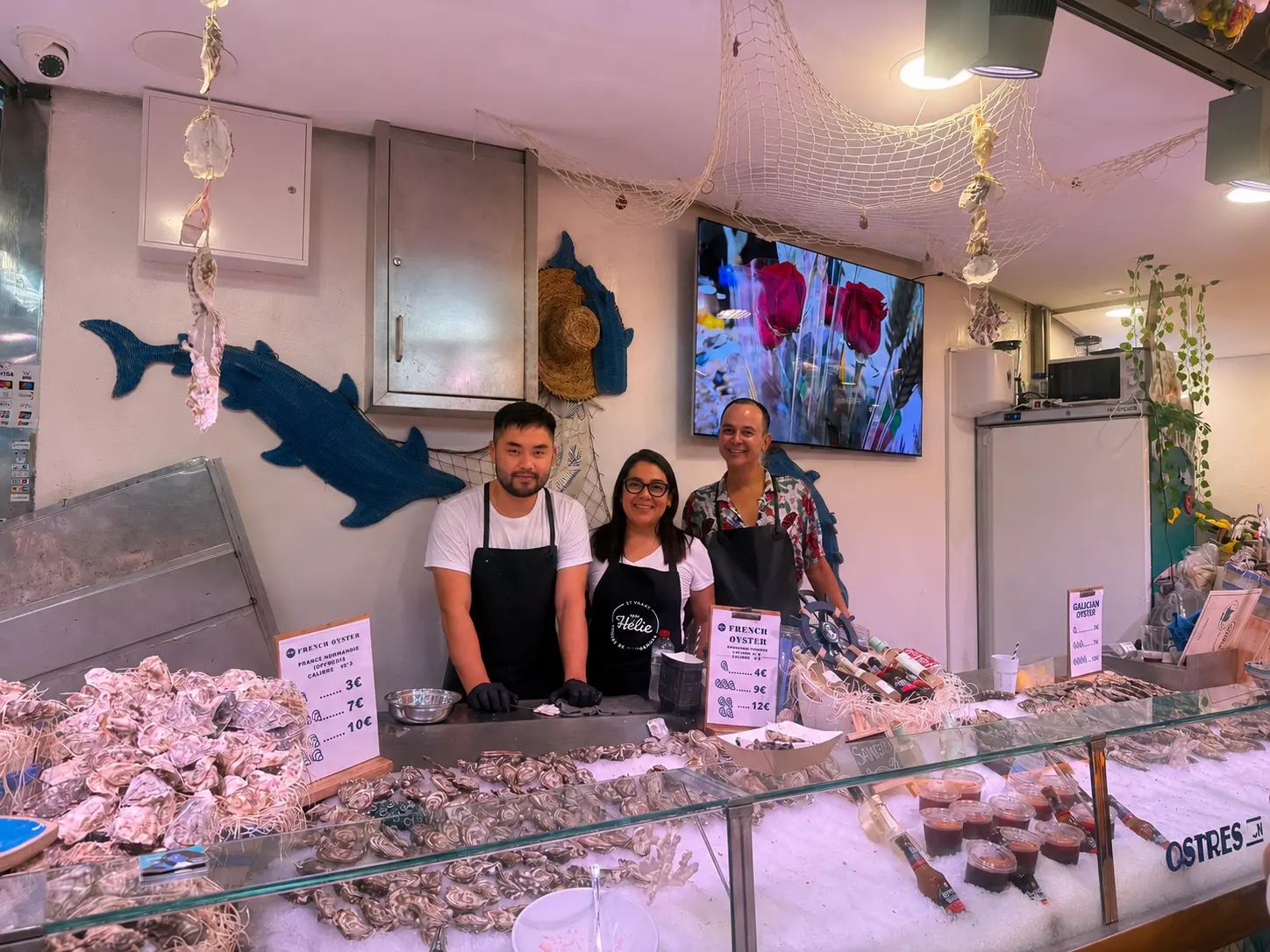 Equipo de OSTRES BCN en su parada del Mercat de la Boqueria, Barcelona